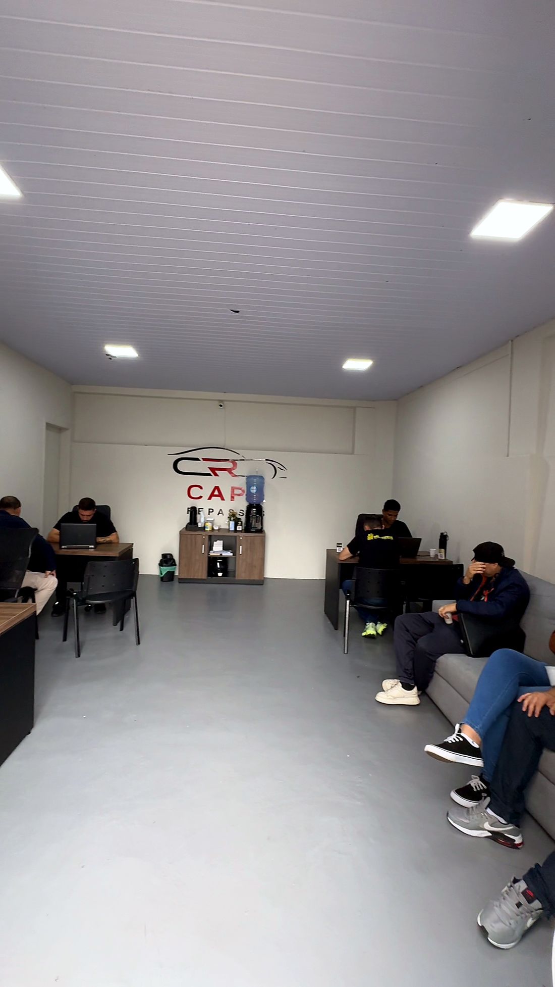 Sala de atendimento da Capa Repasses com a equipe trabalhando