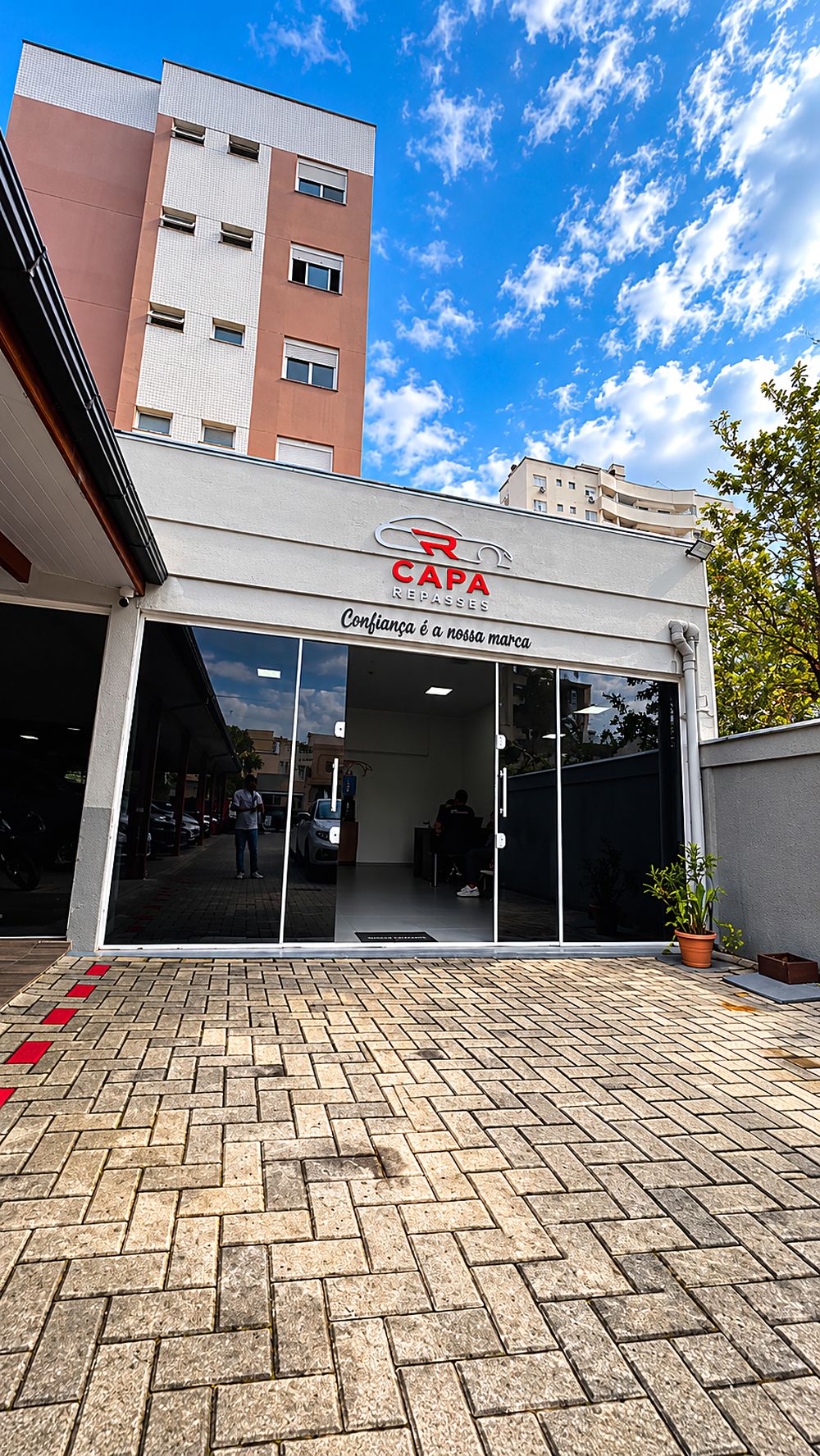 Loja da Capa Repasses com o letreiro da marca