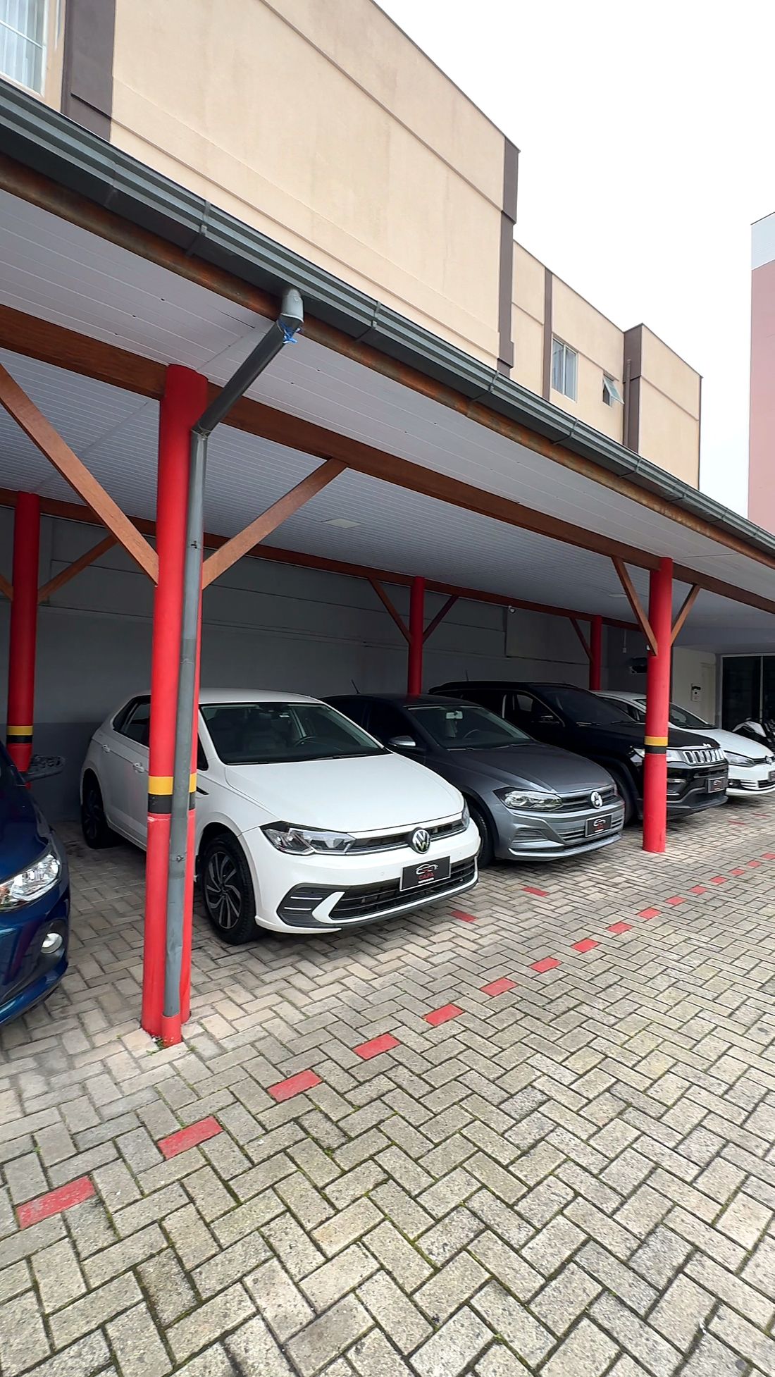 Carros enfileirados no pátio coberto da Capa Repasses