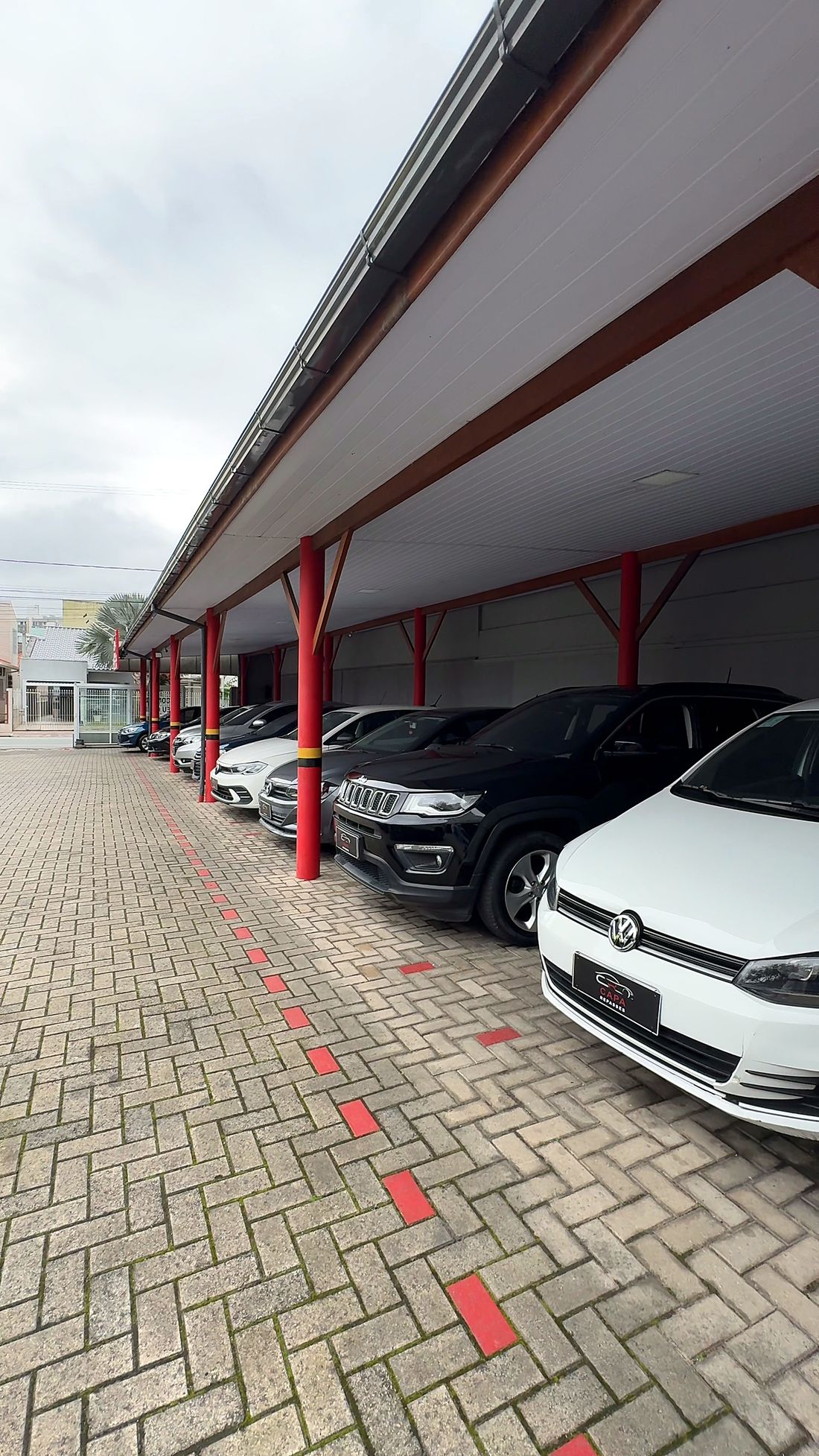Carros no pátio coberto da Capa Repasses